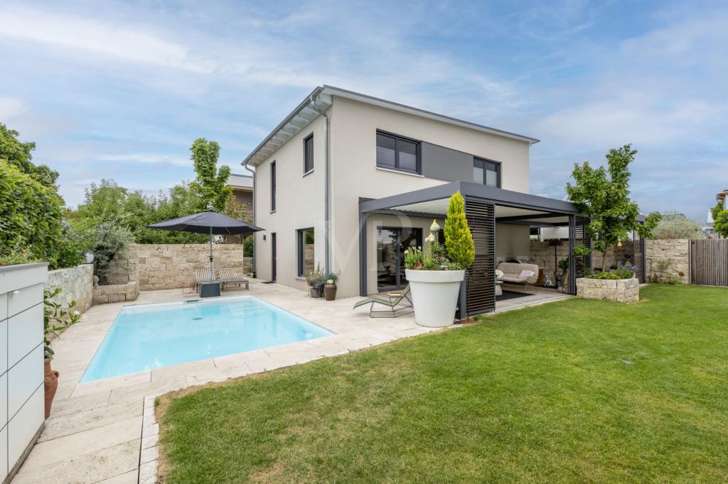 Hausansicht mit Garten