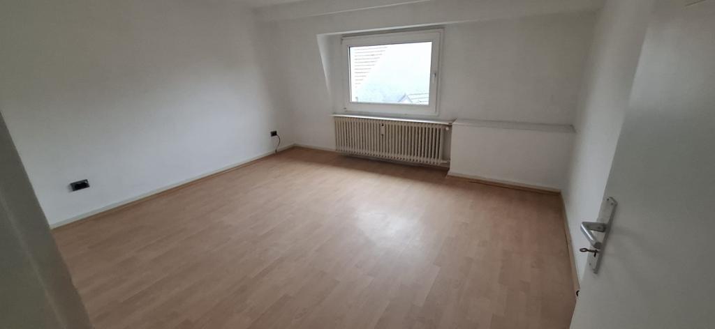 3 Schlafzimmer 1 Badezimmer Mietwohnung DG - Foto 2