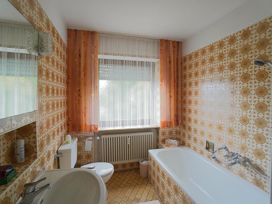 Badezimmer mit Dusche und Wanne