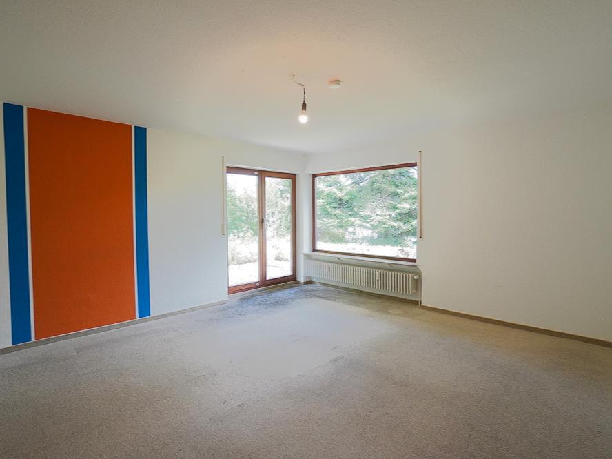 Wohnzimmer mit Zugang zum Garten