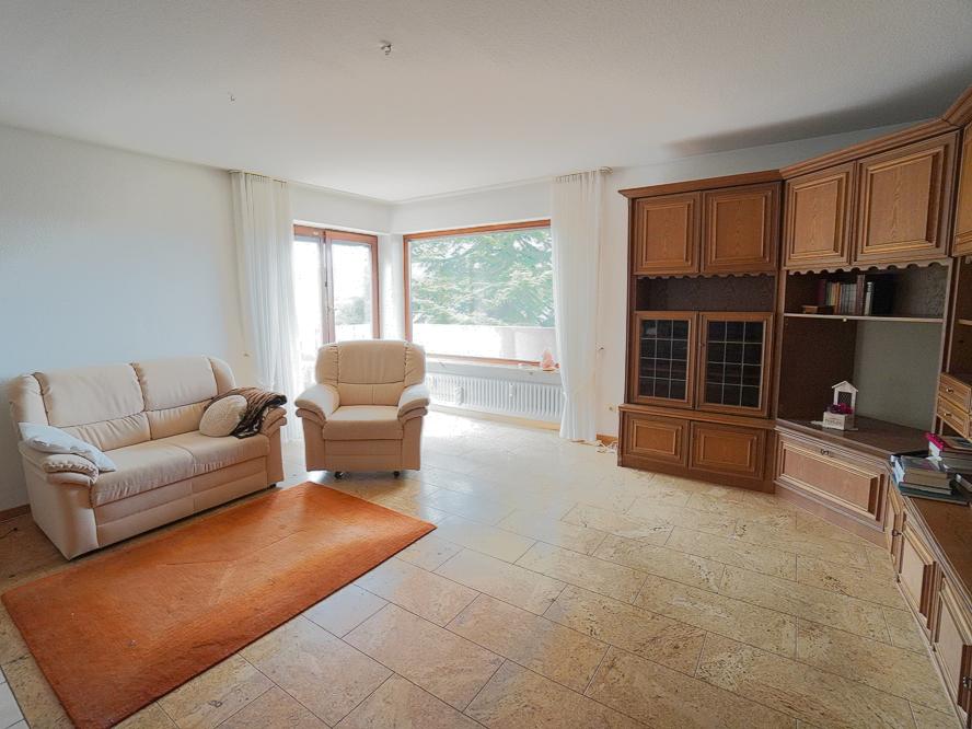 Wohnzimmer mit Balkon