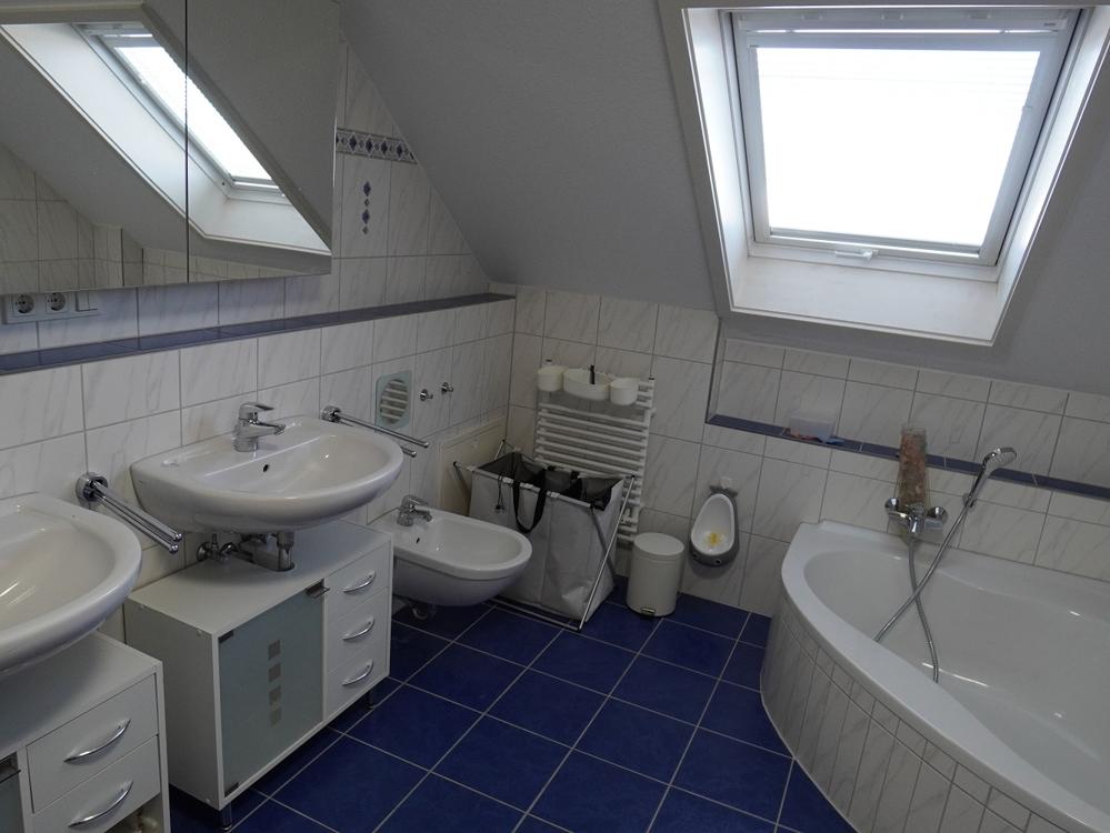 Komfortables Tageslichtbad mit Doppelwaschbecken, Bidet, Dusche, Eckbadewanne und WC