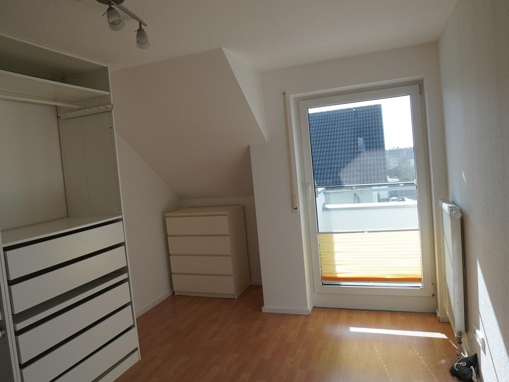Kinderzimmer 2 im OG mit Zugang auf den Südbalkon 