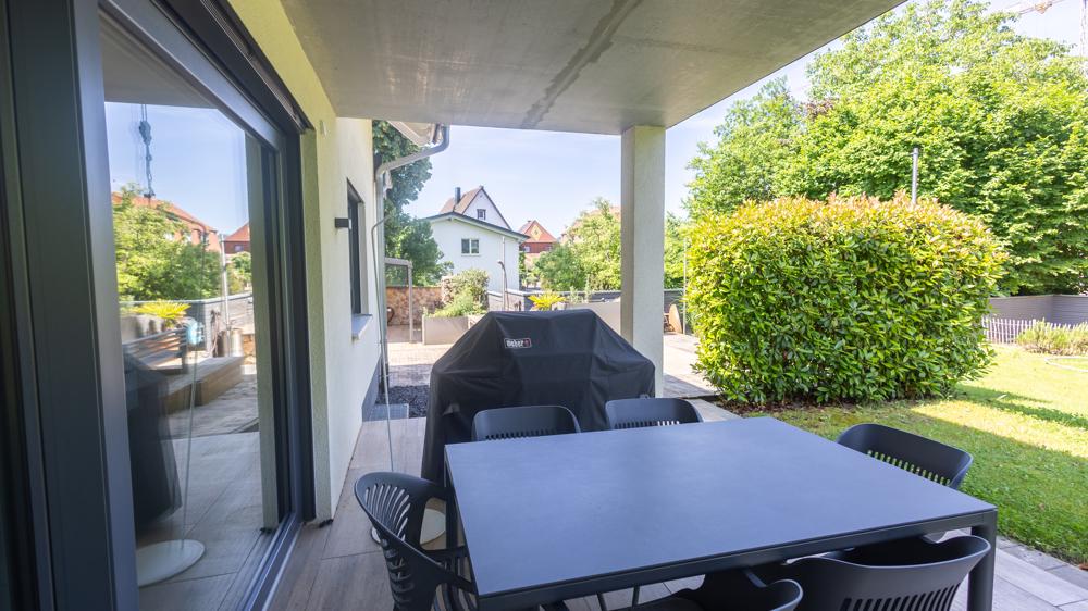 Überdachter Essplatz im Freien