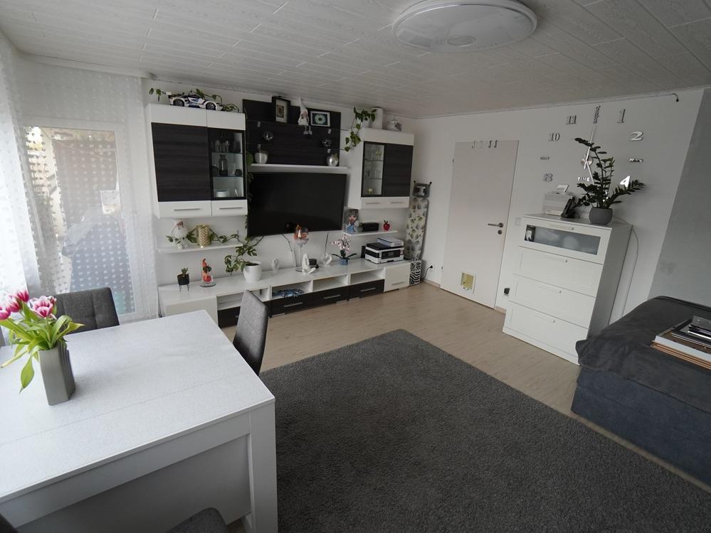Helles Wohnzimmer mit Zugang auf den Balkon 