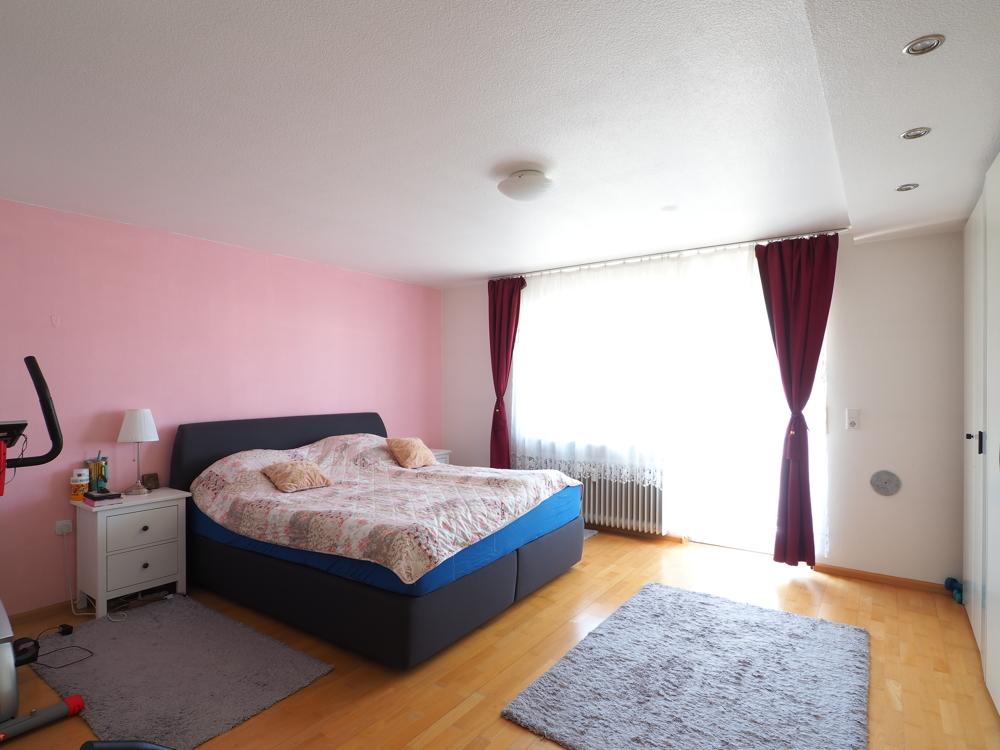 Großzügiges Schlafzimmer
