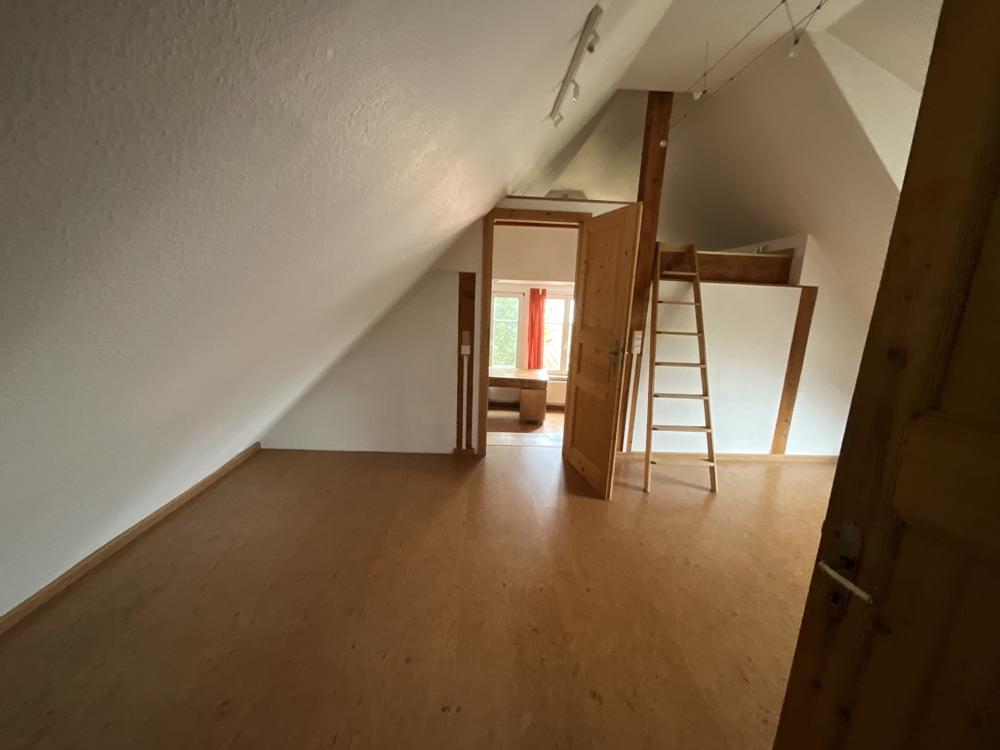 Blick durch Zwischenraum zum Zimmer 2