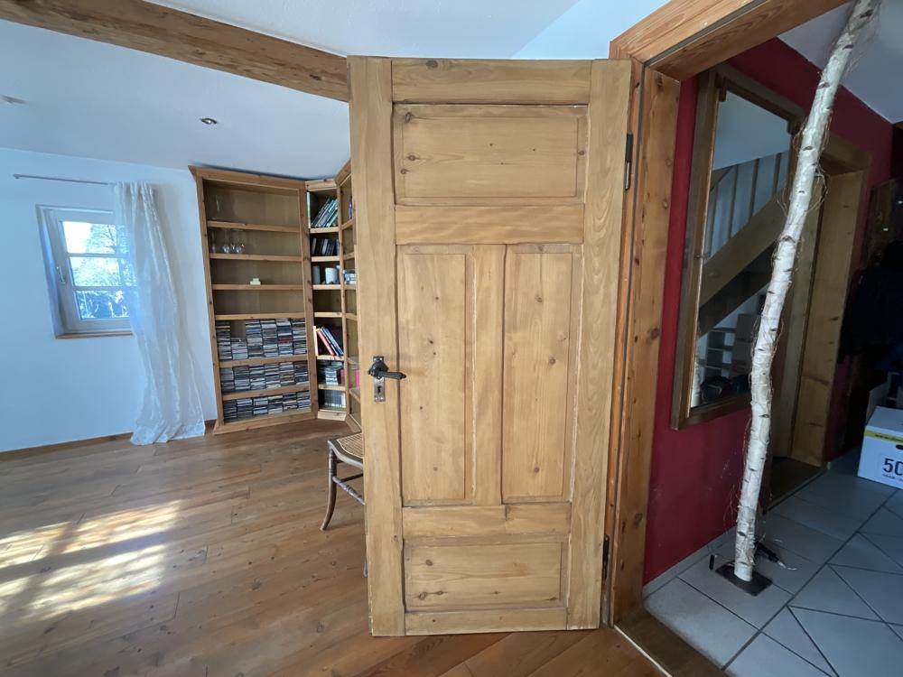 Schöne alte Tür mit altem Beschlag