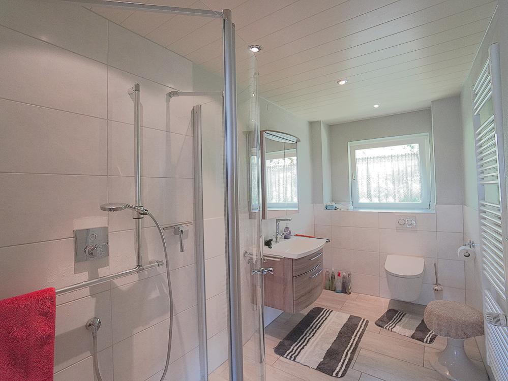 Modernes Duschbad