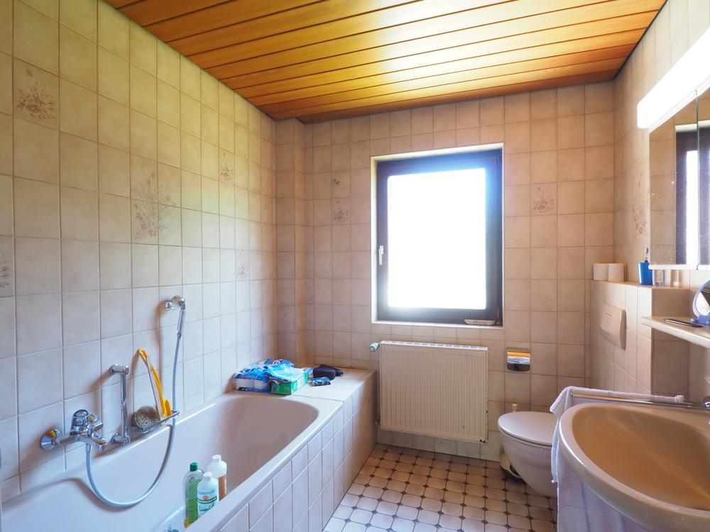 Tageslichtbad im Erdgeschoss mit Badewanne...