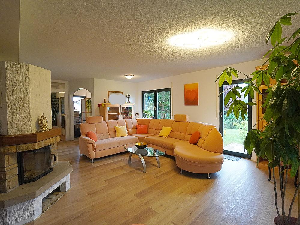 Großes Wohnzimmer mit Kachelofen