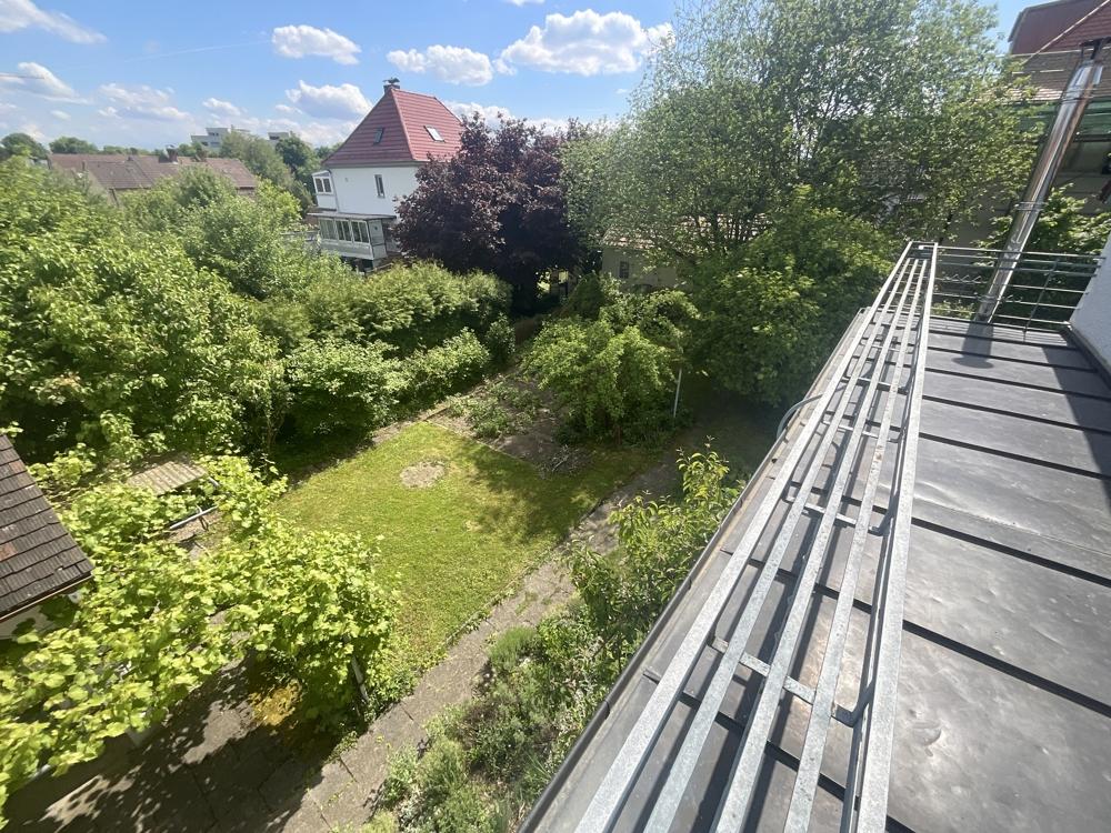Blick vom Balkon in den Garten