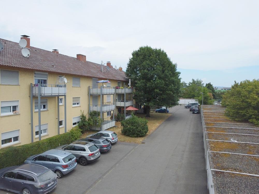 Gebäude Rückansicht mit Garagen