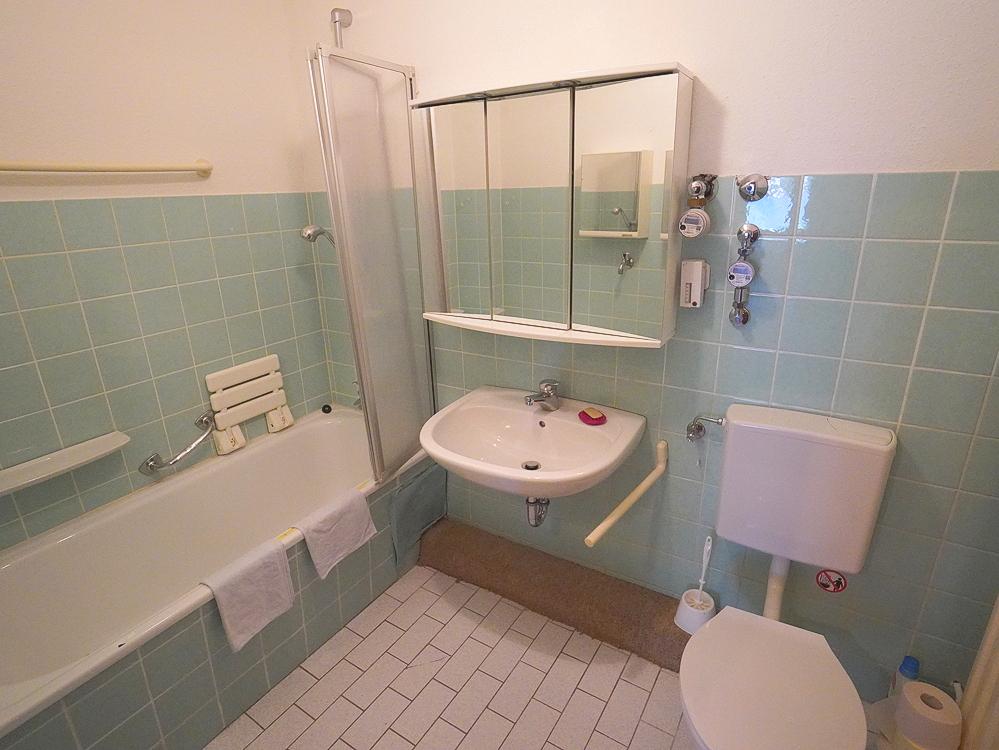 Badezimmer mit Badewanne, Waschbecken und WC