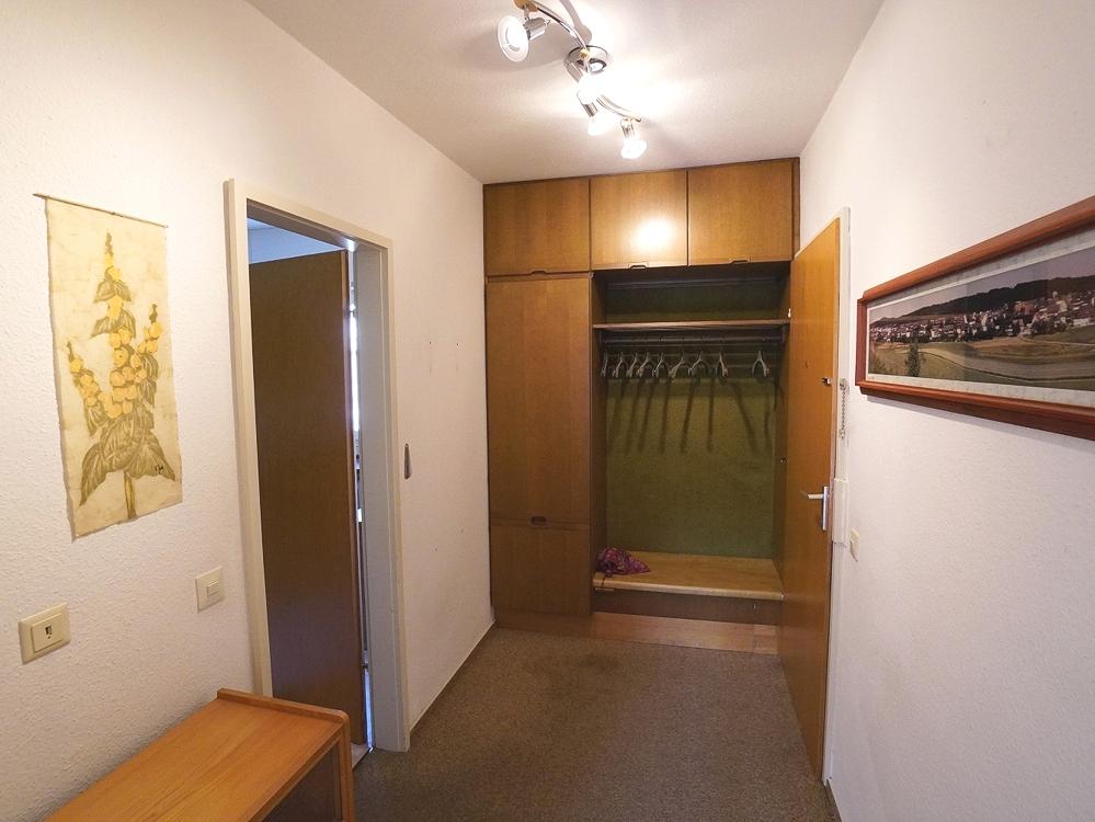 Wohnungszugang (Türe rechts) mit Garderobe