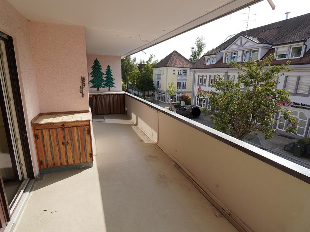 Großzügiger, überdachter Balkon über die gesamte Wohnungsbreite