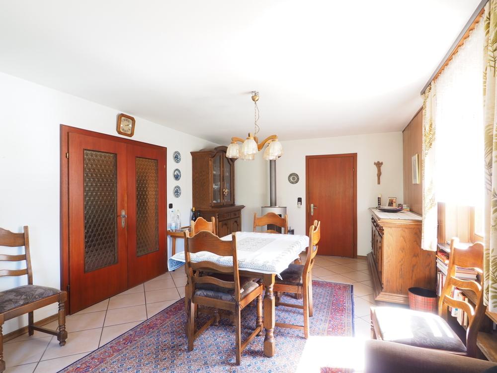 Esszimmer mit großem Durchgang zum Wohnzimmer