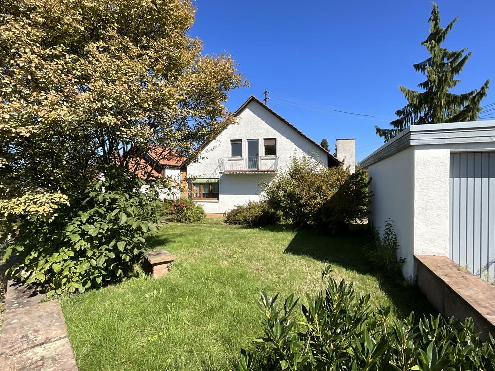 Vorgarten mit Haus