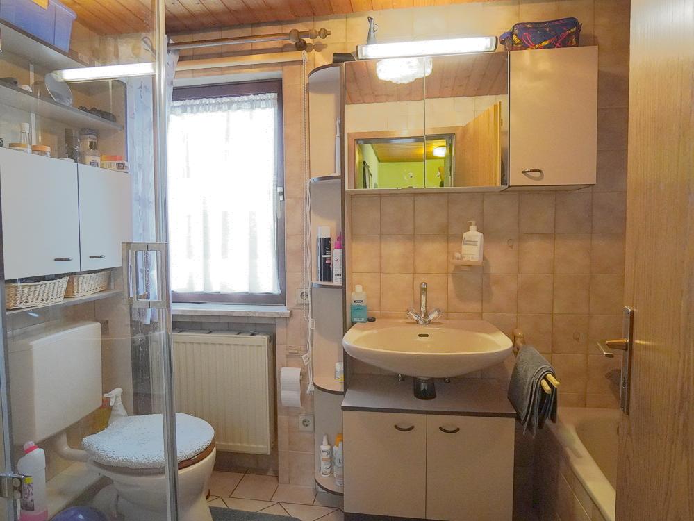Badezimmer mit Wanne und Dusche
