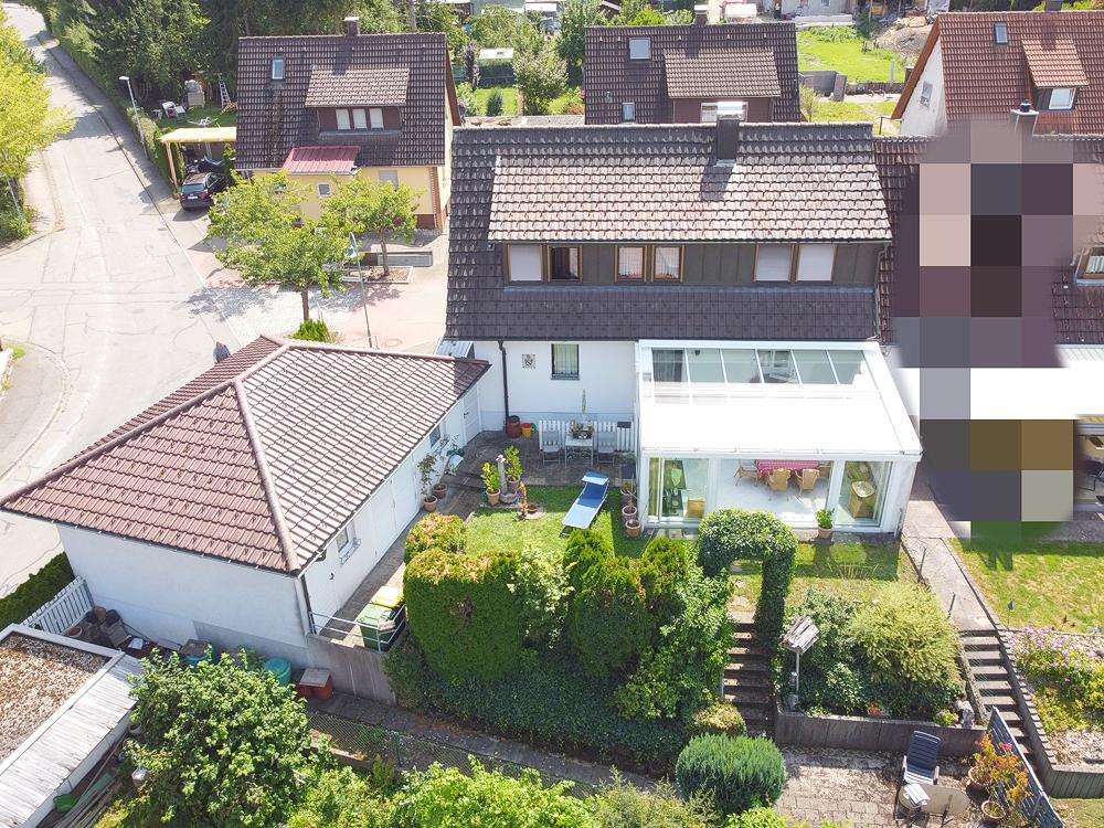 Blick auf Wintergarten und Garten