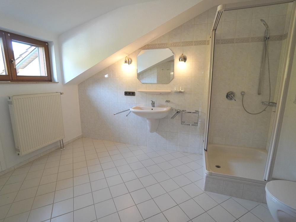 Badezimmer im OG mit Waschbecken, Dusche und WC