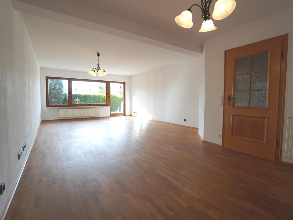 Wohnzimmer mit Zugang auf die Terrasse