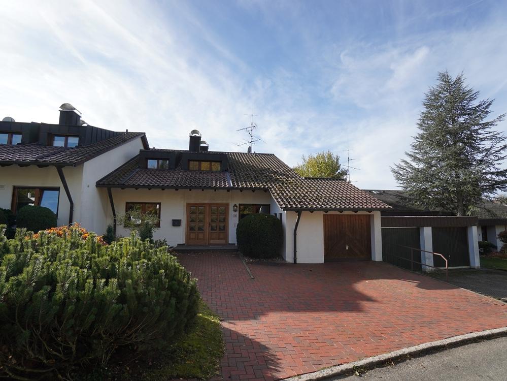 Gebäude Straßenansicht mit Hauszugang und zugehöriger Garage