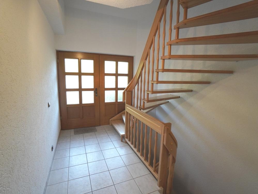 Eingangsbereich mit Echtholz-Innentreppe in das OG