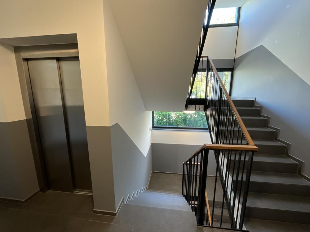 Treppenhaus mit Aufzug