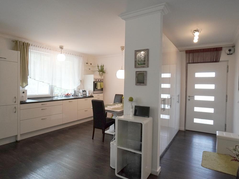 Küche & Eingangsbereich Einliegerwohnung