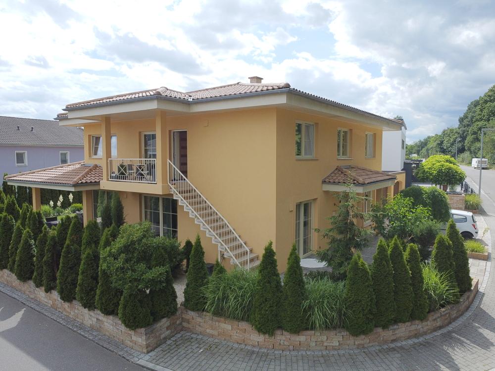 Seitenansicht (Eingang obere Whg.)