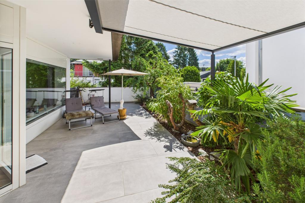 Terrasse Parterre links