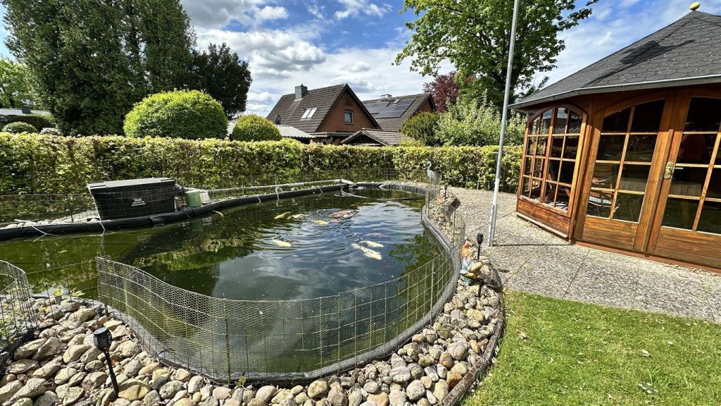 Teich mit Pavillon