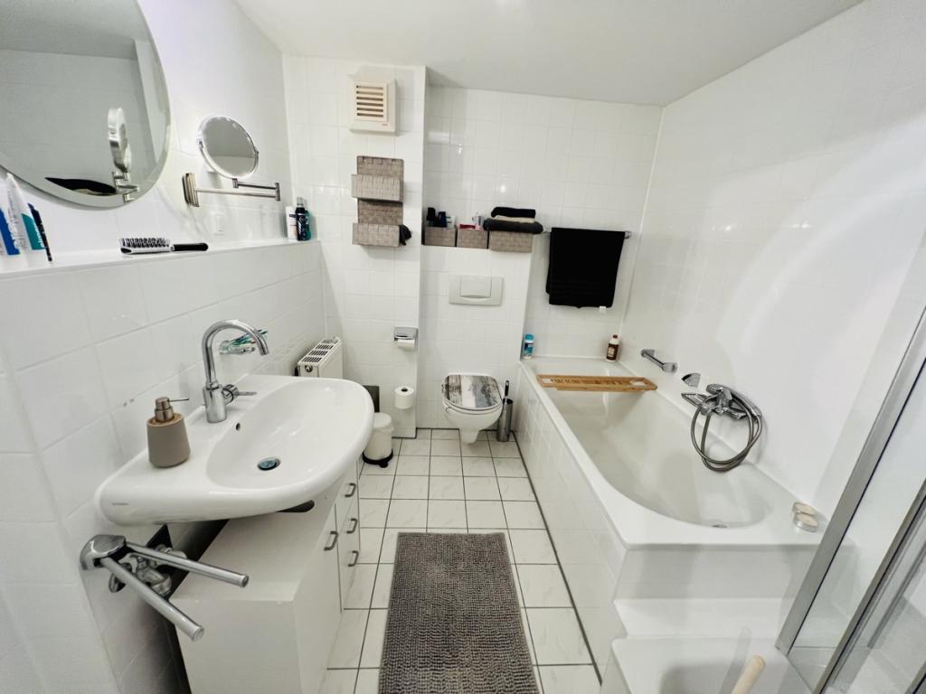 Bad mit Wanne und Dusche