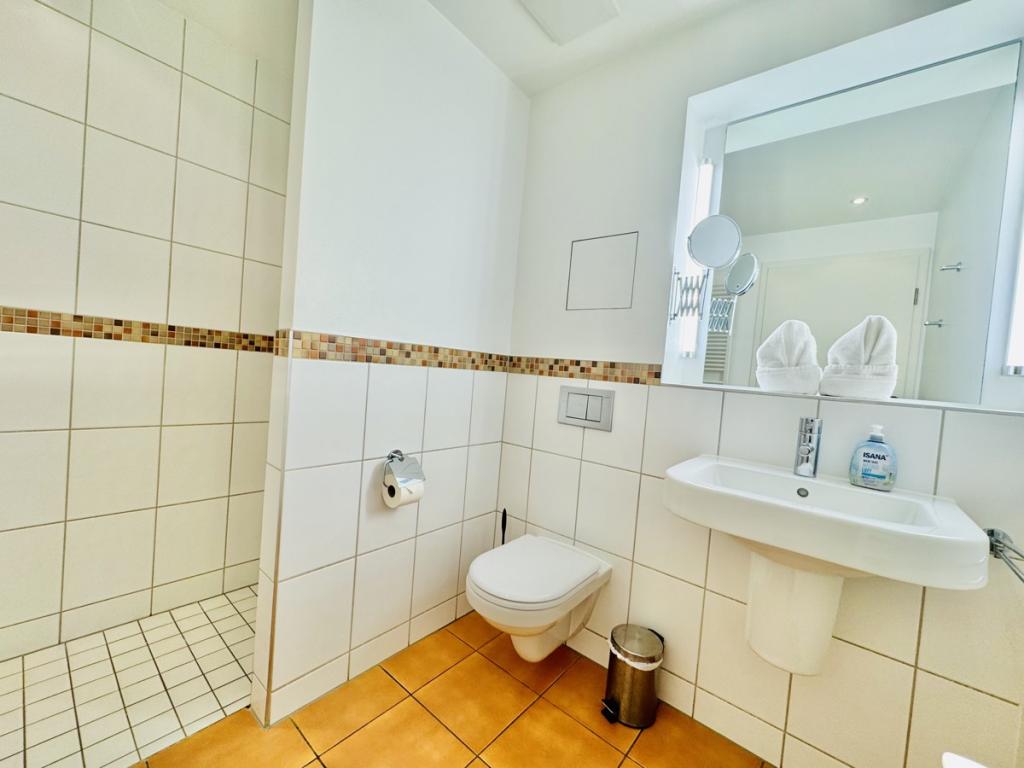 Badezimmer mit Dusche 