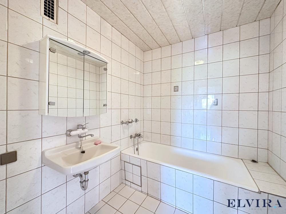 Badezimmer mit Badewanne und WC