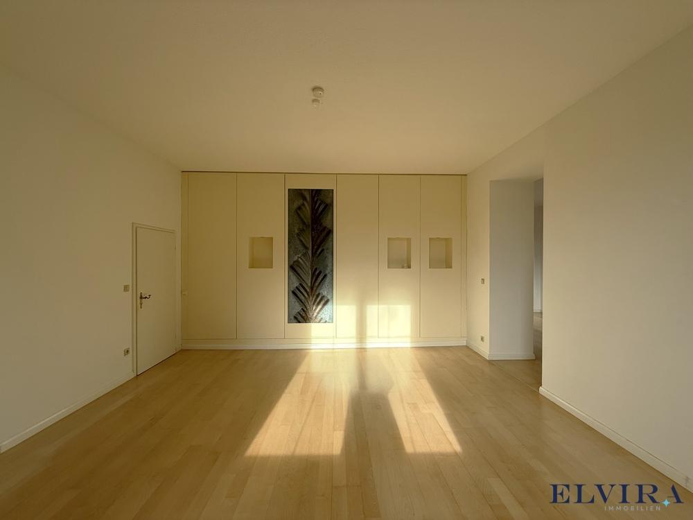 Wohnzimmer mit Einbauschrank
