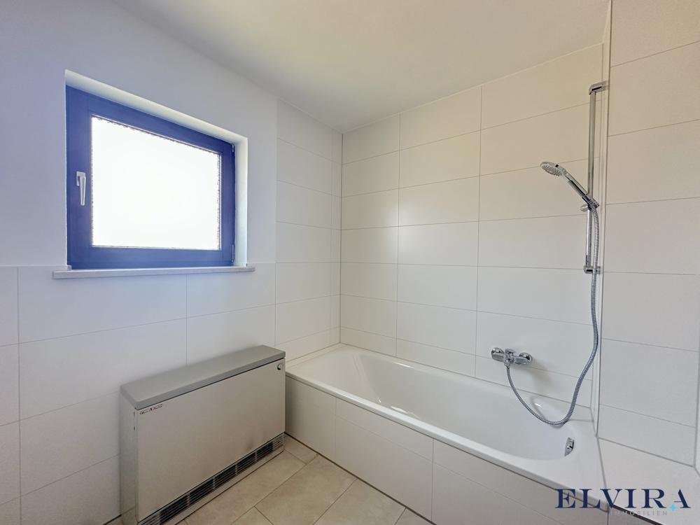 Badezimmer mit Badewanne und WC