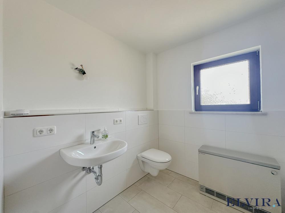 Badezimmer mit Badewanne und WC