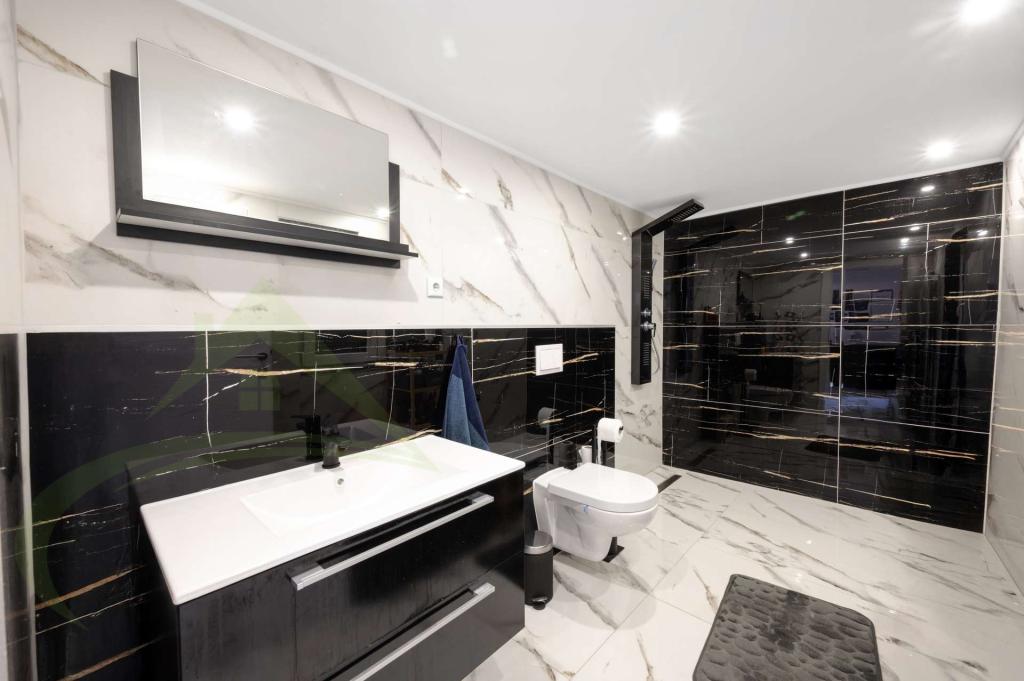 weiteres Badezimmer 