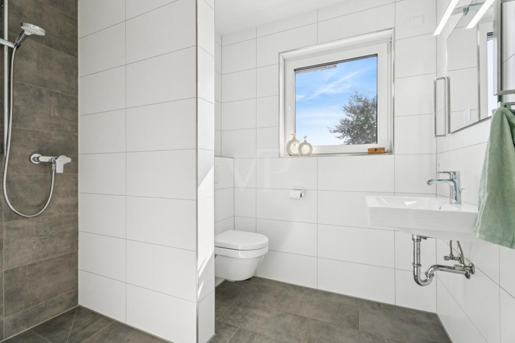 Gäste-WC mit Dusche