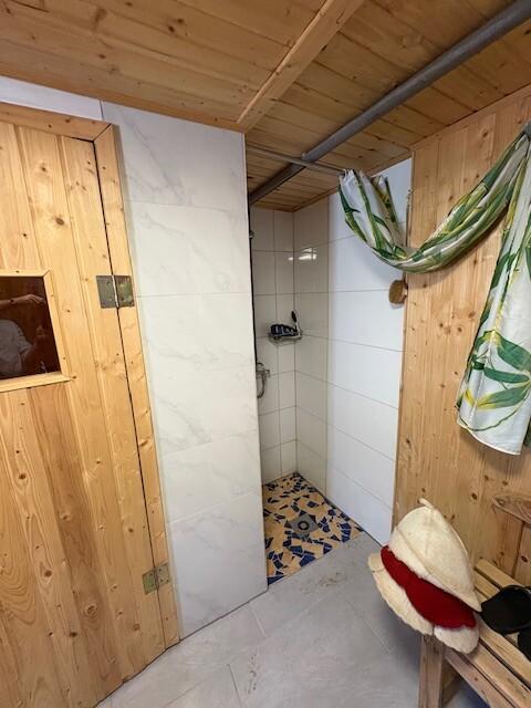 SAUNA  Aussenbereich mit Dusche  2