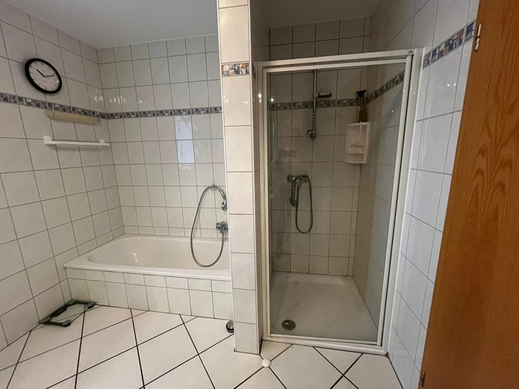 Dusche und Badewanne.jpeg