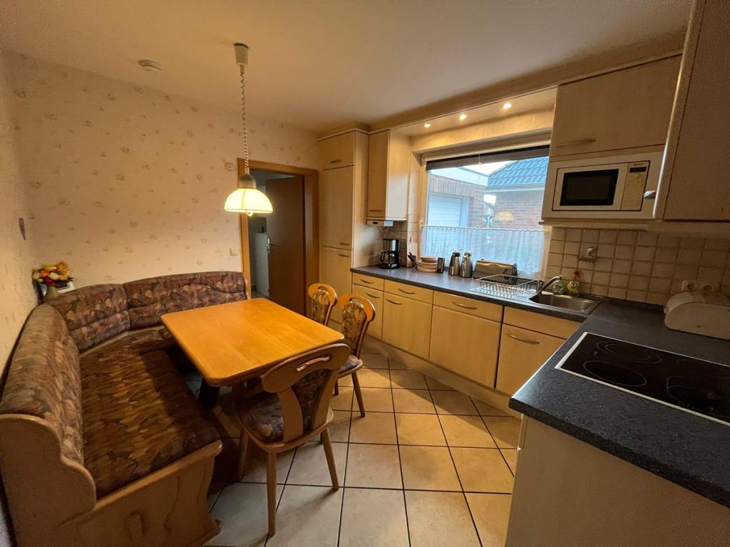 Küche von der Tür aus.jpeg