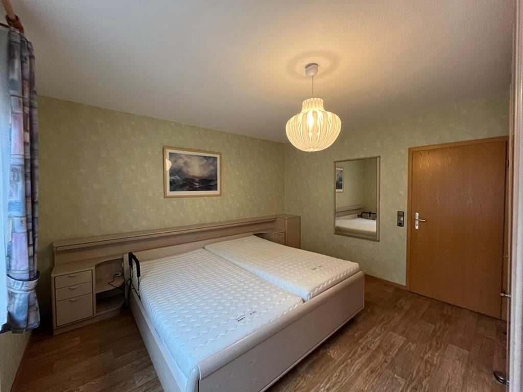 Schlafzimmer vom Fenster aus.jpeg