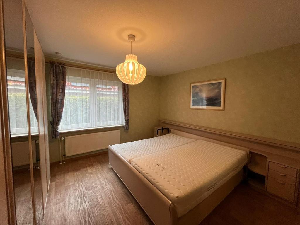 Schlafzimmer von der Tür aus 1.jpeg