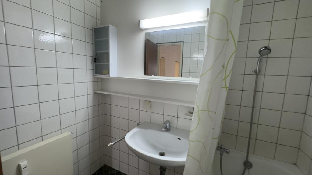 (Anfragen nur per eMail) -Ruhige und gepflegte Drei-Zimmer-Küche-Bad Wohnung in Darmstadt-Wixhausen - Photo 3