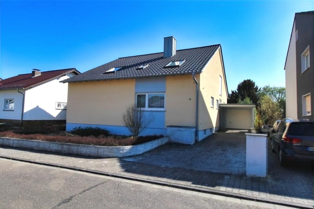Hausfront mit  Zufahrt Garage