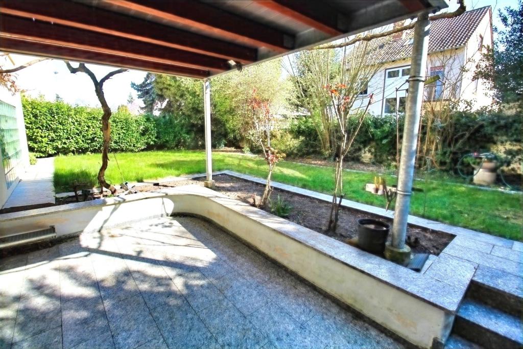 Überdachte Terrasse u. Garten