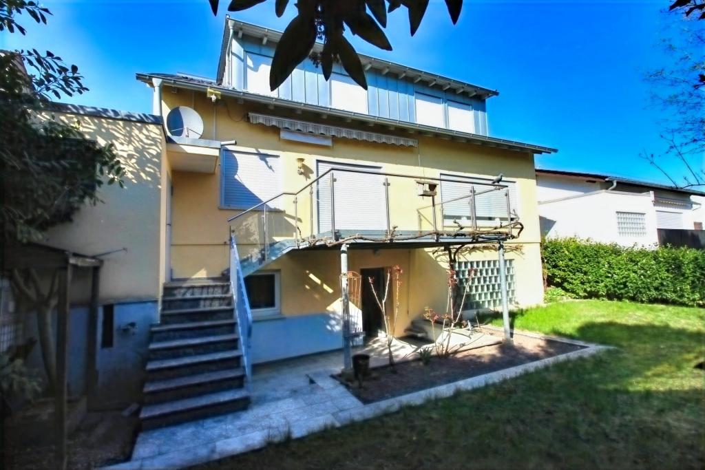 Rückansicht m. Terrasse+Balkon